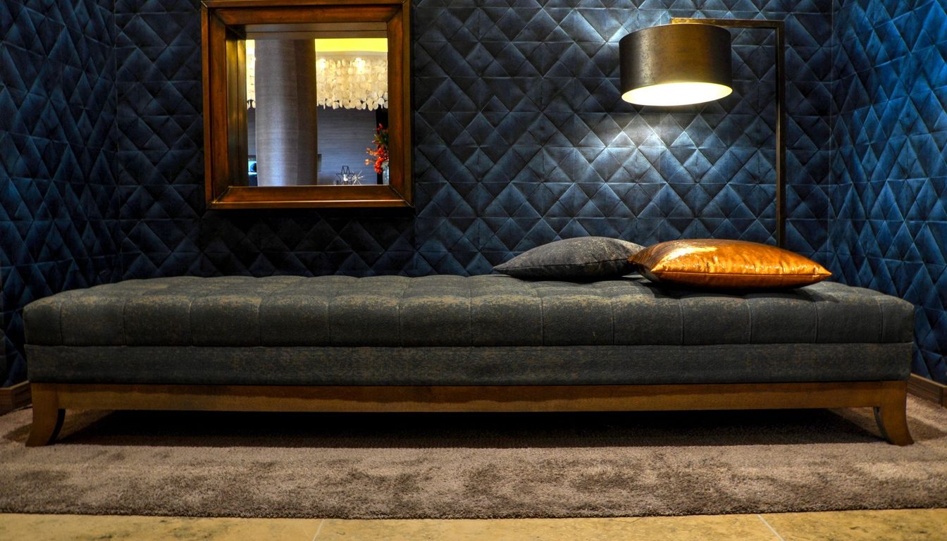 Mur habillé de papier peint dans un salon, banquette et miroir devant le revêtement Image