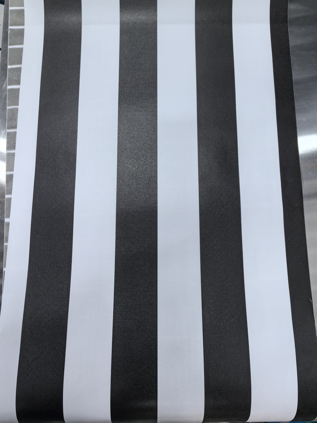 Papier peint adhésif en PVC à rayures ligne contemporaine amovible à raccord