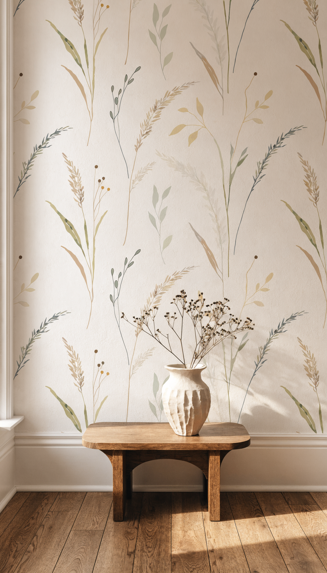 Mur au papier peint végétal avec une console en bois, vue verticale