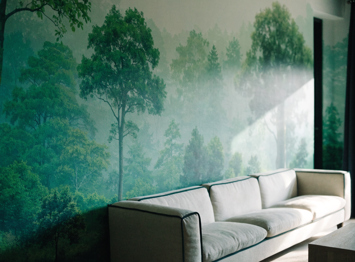 Mur entier couvert d un panoramique forêt aux verts brumeux Image
