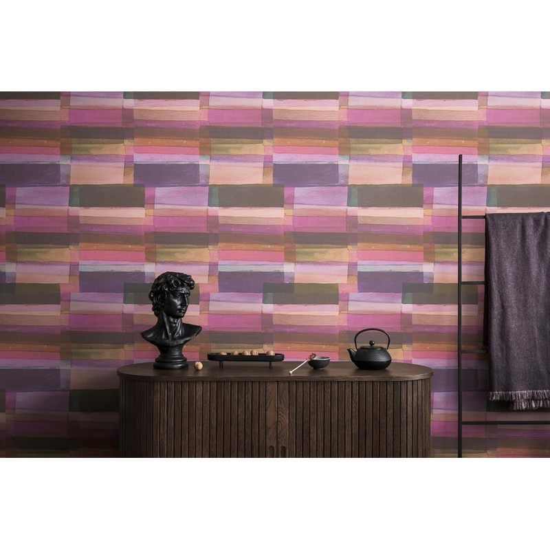 Papier peint à motif fleuri, rendu sur un mur