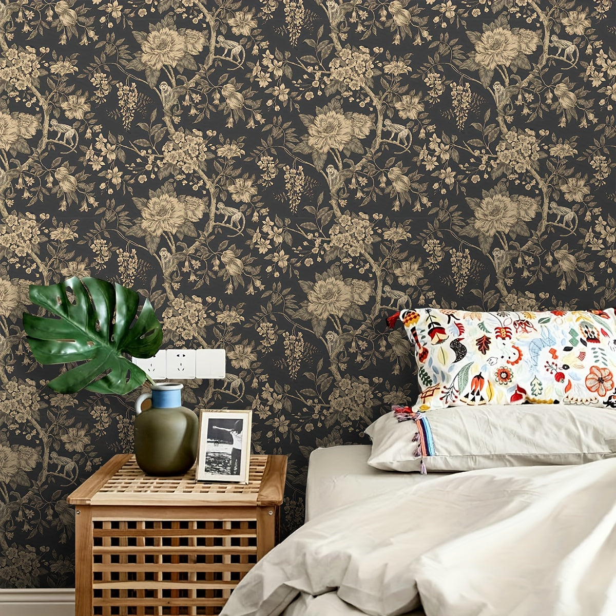 Papier peint adhésif en PVC à motif fleuri allure vintage hydrofuge amovible, gros plan sur la matière