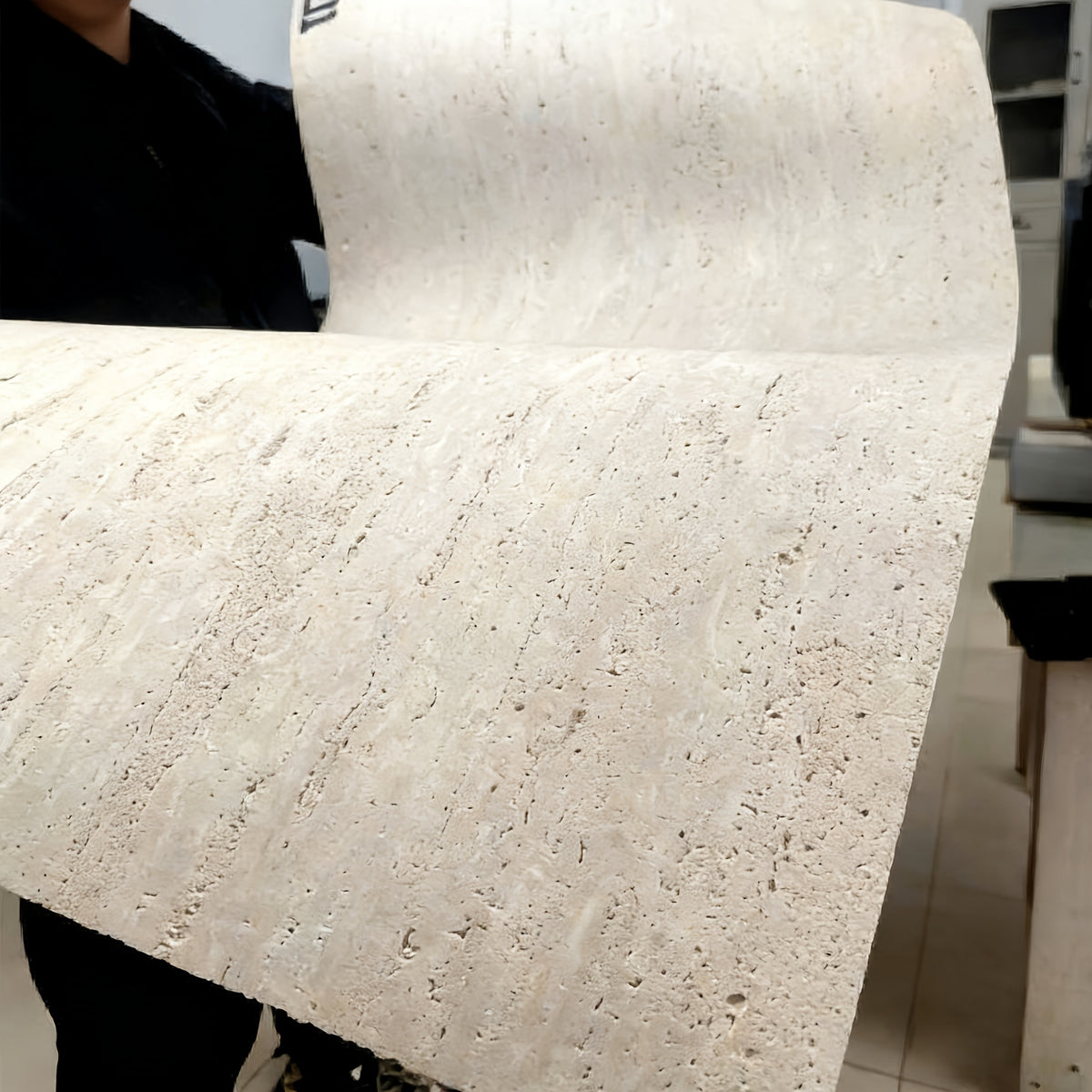 Papier peint effet travertin en relief, lé adhésif 40x300 cm