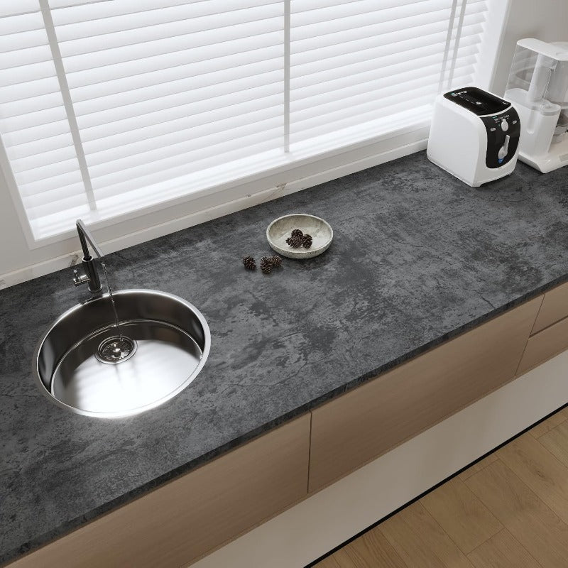 Papier peint béton anthracite mat, pour un plan de travail