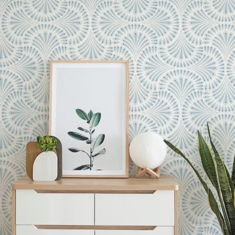 Papier peint bleu motif éventail pour une cuisine élégante