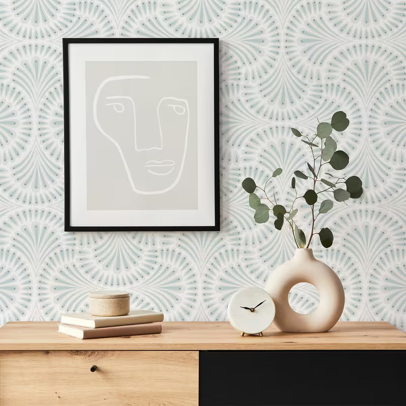 Papier peint bleu motif éventail pour une cuisine élégante