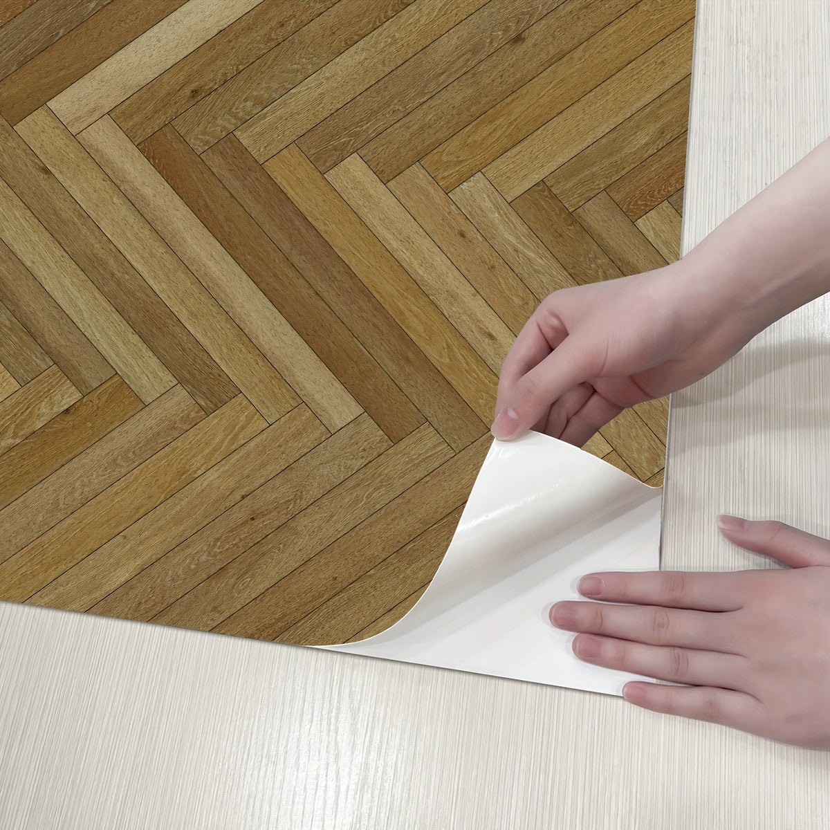 Papier peint effet parquet à bâton rompu, brun ocre chaud