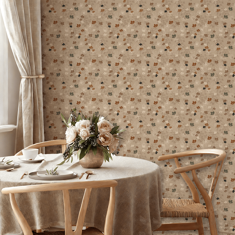 Papier peint fleuri greige, semis de corolles terracotta