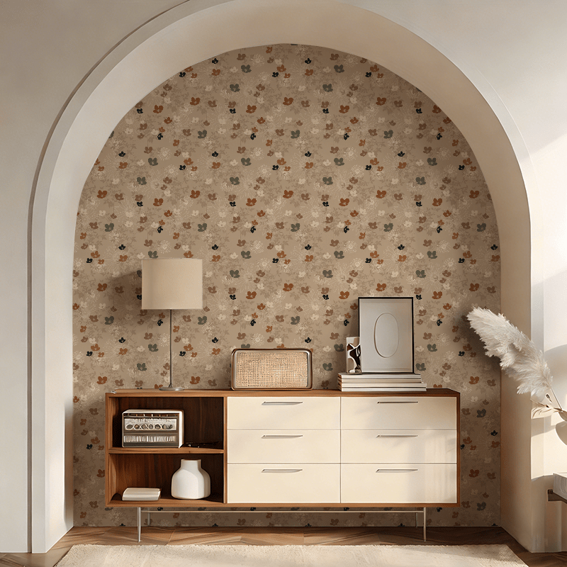 Papier peint fleuri greige, semis de corolles terracotta