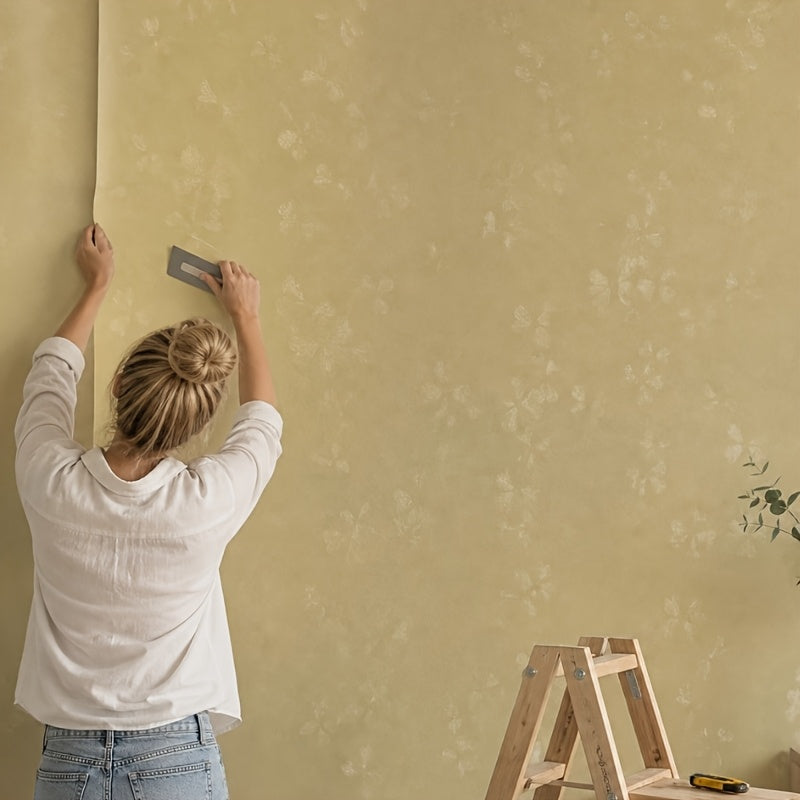 Papier peint jaune ocre à fleurs ton sur ton, 12 rouleaux