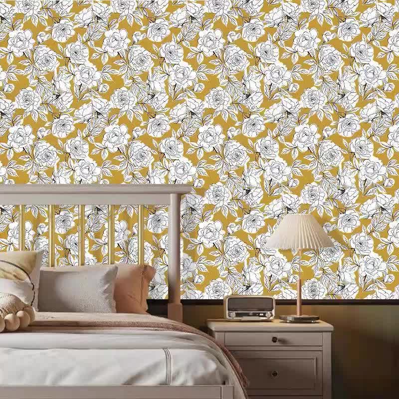 Papier peint moutarde à roses blanches dessinées au trait