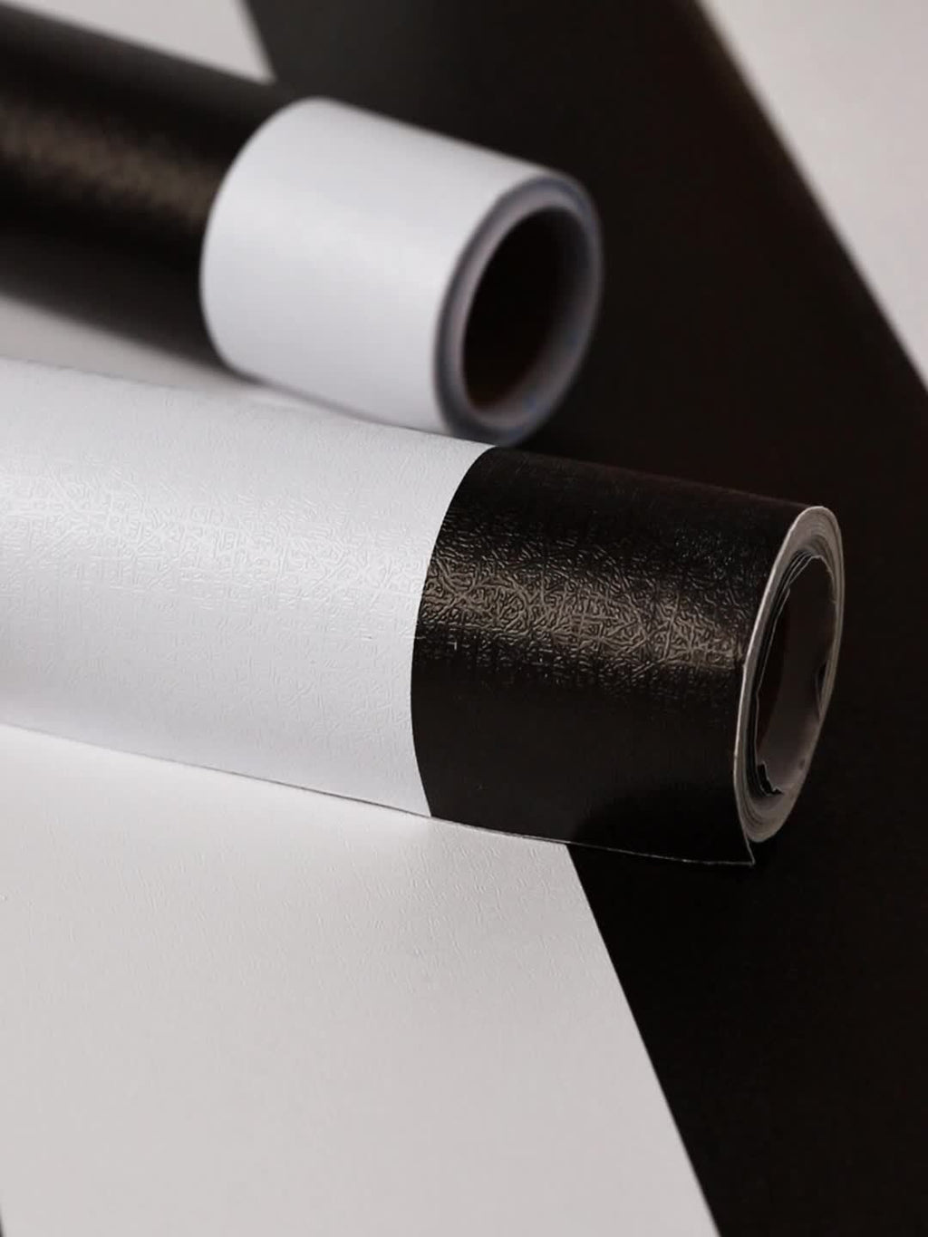Papier peint noir et blanc, quatre longueurs, deux motifs